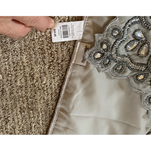 Holiday Table Runner never used - Picture 2 of 6